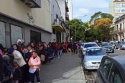 Dos cuadras de cola por la apertura del 3° local de una empresa de importados en La Plata