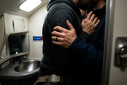 Un hombre de 55 años y una mujer de 60 quisieron tener sexo en un avión y fueron detenidos