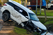 Ladrones robaron una Toyota Hilux en La Plata y terminaron en una zanja