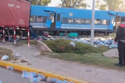 Un tren embistió a un camión en las vías del San Martín