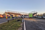 Un camión cargado con arena chocó contra un puente peatonal y lo derribó