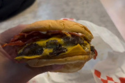 Una hamburgesería de La Plata lanzó una increíble promoción para este jueves