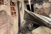 Un incendio destruyó tres viviendas en el barrio de Villa Castells