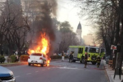 Un taxi se incendió en pleno centro de La Plata y generó momentos de tensión