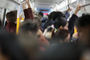 Casi sin micros, los usuarios de La Plata buscan alternativas, gastan más y viajan muy mal