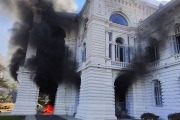 Manifestantes prendieron fuego la entrada del Palacio Municipal y provocaron destrozos