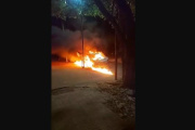 La Plata, de madrugada: Un Peugeot 207 se prendió fuego cerca de plaza Belgrano