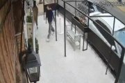 Un conductor embistió un auto estacionado y dejó daños en un comercio