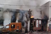 Por un incendio en La Plata una mujer murió y un hombre pelea por su vida