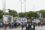 Organizaciones cortan la bajada de la Autopista Buenos Aires La Plata contra la eliminación del  "Volver al Trabajo"
