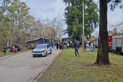 Un micro de la línea 202 chocó con un auto e impactó contra un árbol en Berisso