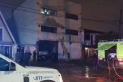 Un incendio afectó una vivienda en Los Hornos mientras la familia se encontraba durmiendo