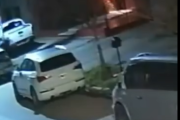 Un hombre quiso incendiar un auto en Tolosa y se le prendió fuego parte de la ropa