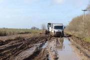 La motosierra y el barro. Rutas nacionales, caminos rurales y un peligroso doble discurso