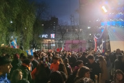 Docentes, no docentes y estudiantes realizan un banderazo en La Plata por el cumplimiento de la ley de financiamiento