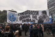 La CGT, las dos CTA y la UTEP marchan para exigir respuestas por el endeudamiento familiar