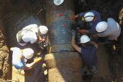 Personal de la empresa ABSA trabaja sobre una cañería de agua en Punta Lara