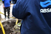 Personal de la empresa ABSA trabaja sobre una cañería de agua en Bossinga y Perú