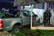 Una camioneta chocó una casa y el test de alcoholemia al conductor dio positivo