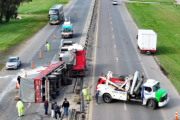 Volcó un camión en Ruta 2 luego de que reventara uno de sus neumáticos