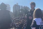 La primera batalla de “farmear aura” llegó a la Plaza Moreno de La Plata