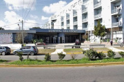 Recibió cuatro balazos, lo internaron y descubrieron que tenía una orden de detención