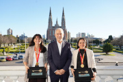 María José y Victoria Granatto, campeonas con Las Leonas, fueron distinguidas en La Plata