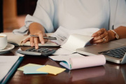 Casi 4 de cada 10 jóvenes que tomaron un préstamo tienen dificultades para pagarlo
