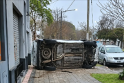 Este sábado un auto terminó sobre la vereda y contra el frente de una vivienda