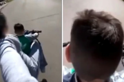 Una joven se filmó mientras circulaba como acompañante en una moto conducida por un nene