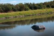 Una camioneta Amarok apareció debajo del puente del arroyo El Gato en Ringuelet