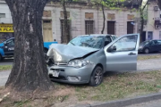 Un conductor perdió el control de su auto y terminó contra un árbol en La Plata