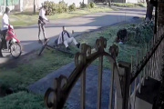 Los Hornos: una bala por una bicicleta, un robo en la calle y un video que da miedo