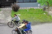 Dos motochorros interceptaron a una ciclista y le robaron el celular en Melchor Romero