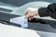 Alertan por la aparición de multas de tránsito falsas en vehículos estacionados