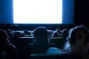 Una cámara captó en un cine "una película de acción", con gas pimienta, golpes y corridas