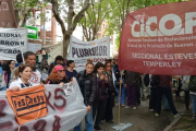 Médicos, residentes y becarios marcharon en La Plata contra la "precarización"