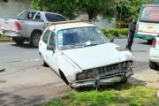 El chofer de un colectivo chocó con un auto estacionado cerca del Cementerio