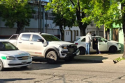 Chocaron un auto y una camioneta y uno de los vehículos impactó contra una farmacia