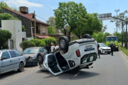 Un conductor perdió el control de su auto y terminó volcado en plena calle