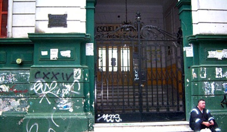 La Escuela Primaria N° 2 funciona media jornada porque se le cayó un techo  - Info Blanco Sobre Negro