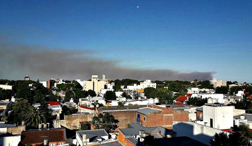 Una nube de humo cubre a La Plata por un incendio de pastizales en ...
