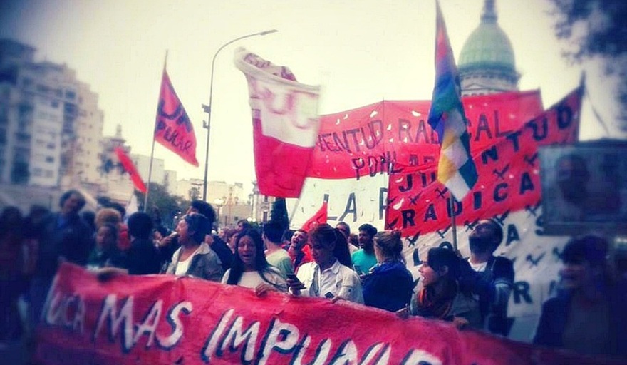 24 de marzo: jóvenes radicales marcharon a pesar de la falta de convocatoria de la UCR - Info Blanco Sobre Negro
