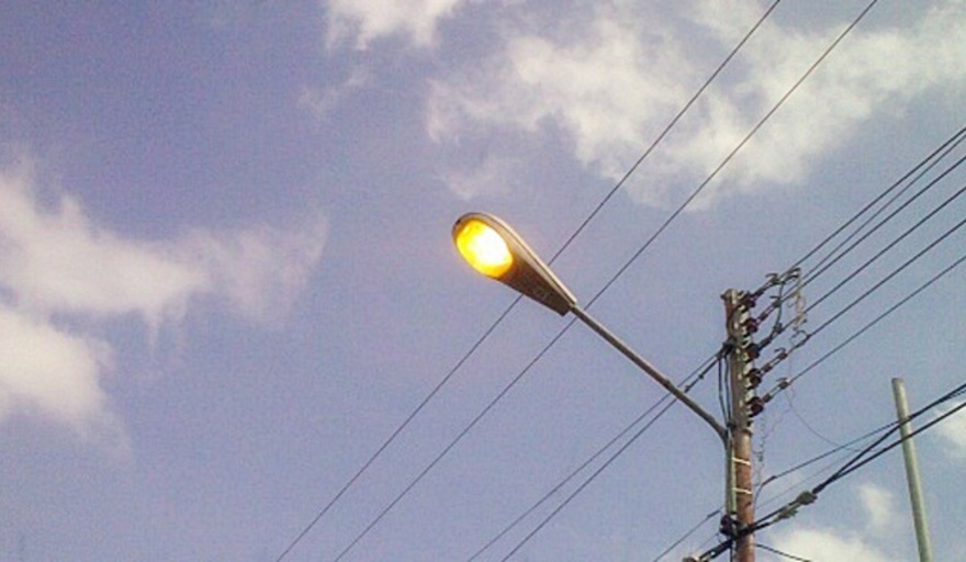 Aseguran que hay más de 10 mil luminarias públicas encendidas durante