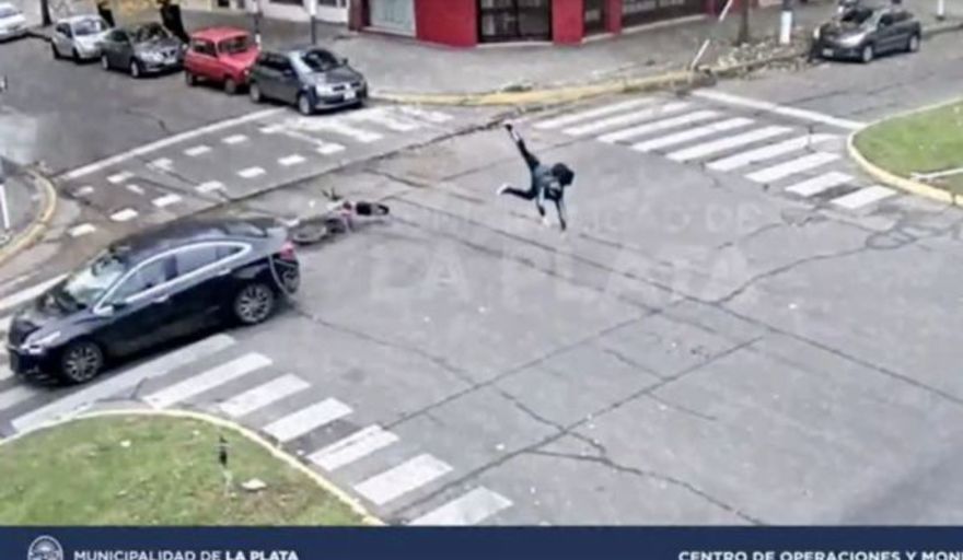 Impresionante choque entre una moto y un auto en La Plata: ¿quién tenía ...