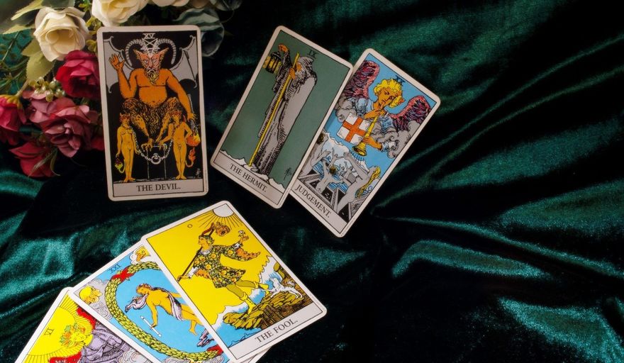 Aprende! Cómo leer tus propias cartas del tarot - Info Blanco Negro