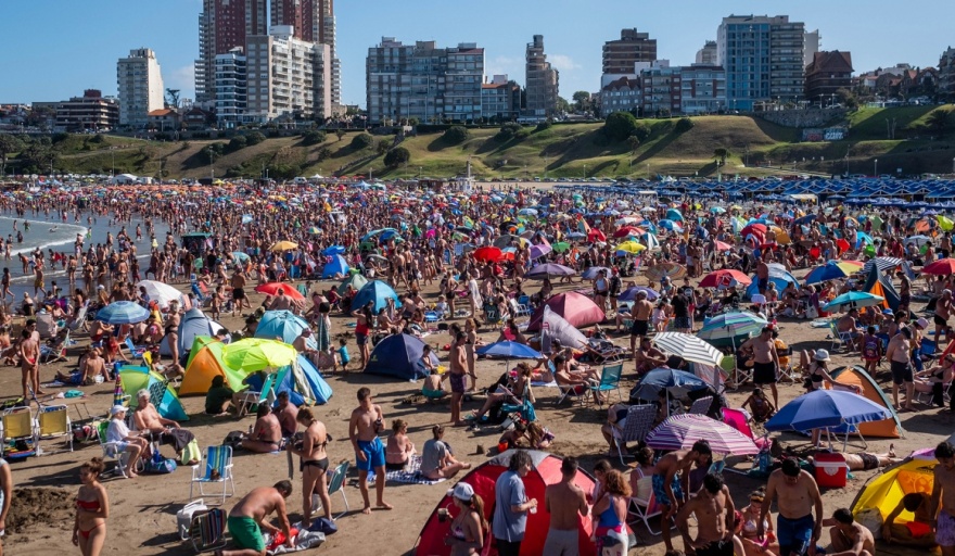 Mar del Plata alcanzó un 47% de ocupación por el feriado largo de Navidad -  Info Blanco Sobre Negro