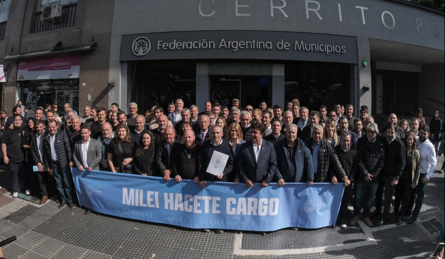 Intendentes se movilizaron a la sede de Capital Humano para reclamar "una deuda de más de 220.000 millones de pesos"