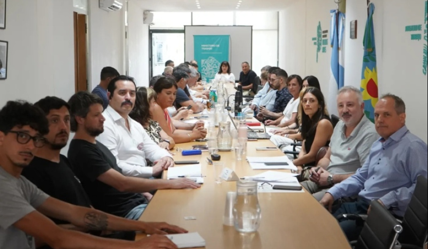 Provincia ofreció un aumento de 7% en dos tramos a los sindicatos estatales