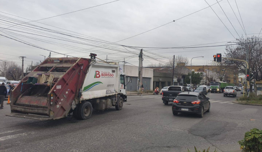Un hombre de 76 años murió tras ser atropellado por un camión recolector de residuos en Berisso